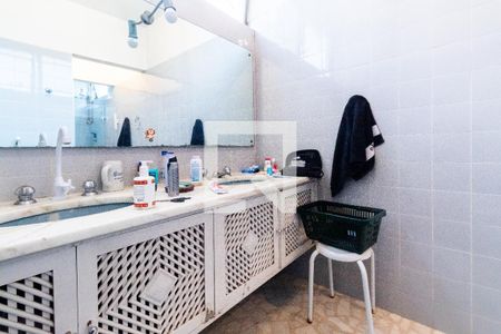 Casa à venda com 420m², 4 quartos e 8 vagas Casa à venda com 420m², 4 quartos e 8 vagasBanheiro social