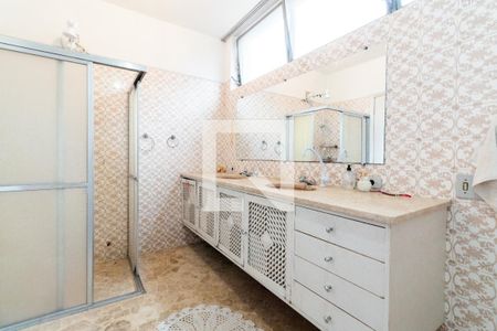 Casa à venda com 420m², 4 quartos e 8 vagas Casa à venda com 420m², 4 quartos e 8 vagasQuarto 1 - banheiro