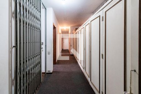 Casa à venda com 420m², 4 quartos e 8 vagas Casa à venda com 420m², 4 quartos e 8 vagasCorredor