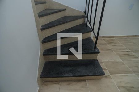 Escada de casa de condomínio para alugar com 2 quartos, 100m² em Barra Funda, São Paulo