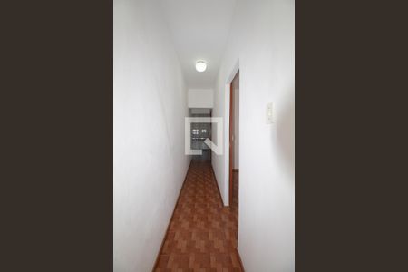 Corredor acesso quartos de casa para alugar com 2 quartos, 65m² em Parque dos Bancarios, São Paulo