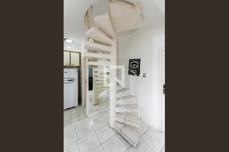 Detalhe escada de apartamento para alugar com 2 quartos, 117m² em Ponta da Praia, Santos