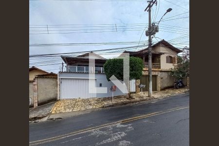 Casa para alugar com 500m², 4 quartos e 2 vagas Casa para alugar com 500m², 4 quartos e 2 vagasFachada