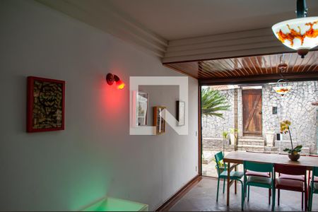 sala de casa de condomínio à venda com 3 quartos, 300m² em Taquara, Rio de Janeiro