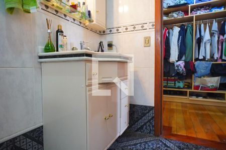 Casa à venda com 220m², 4 quartos e 6 vagasBanheiro da Suíte