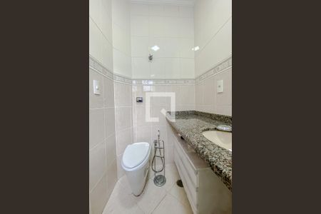 Casa de condomínio para alugar com 135m², 3 quartos e 3 vagas Casa de condomínio para alugar com 135m², 3 quartos e 3 vagasBanheiro da Suíte 1