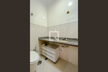 Casa de condomínio para alugar com 135m², 3 quartos e 3 vagas Casa de condomínio para alugar com 135m², 3 quartos e 3 vagasBanheiro da Suíte 1