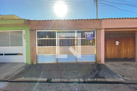 Casa à venda com 138m², 3 quartos e 2 vagas Casa à venda com 138m², 3 quartos e 2 vagasFachada