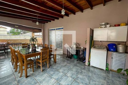 Casa à venda com 300m², 2 quartos e 6 vagasÁrea de Serviço/Quintal