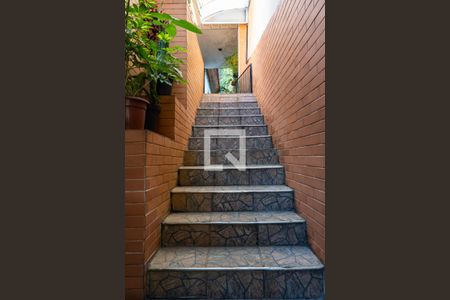 Casa à venda com 159m², 4 quartos e 2 vagas Casa à venda com 159m², 4 quartos e 2 vagasEscada