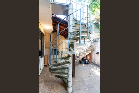 Casa à venda com 159m², 4 quartos e 2 vagas Casa à venda com 159m², 4 quartos e 2 vagasEscada