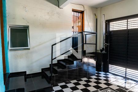 Casa à venda com 159m², 4 quartos e 2 vagas Casa à venda com 159m², 4 quartos e 2 vagasEscada