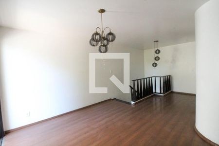 Casa à venda com 280m², 5 quartos e 3 vagasHall social