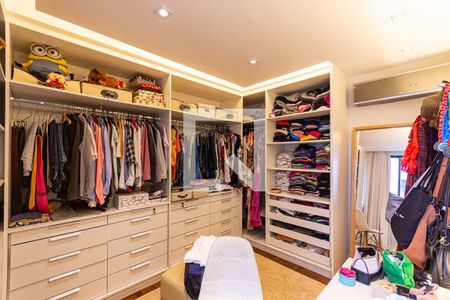 Apartamento à venda com 140m², 2 quartos e 2 vagas Apartamento à venda com 140m², 2 quartos e 2 vagasCloset do quarto 1