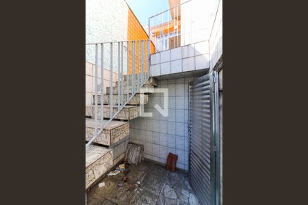 Casa à venda com 170m², 4 quartos e 2 vagas Casa à venda com 170m², 4 quartos e 2 vagasEscada