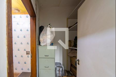 Casa à venda com 900m², 3 quartos e 10 vagasCloset do Quarto de Serviço