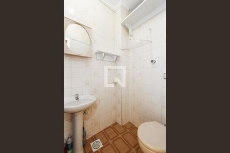 Banheiro de kitnet/studio para alugar com 1 quarto, 27m² em Floresta, Porto Alegre
