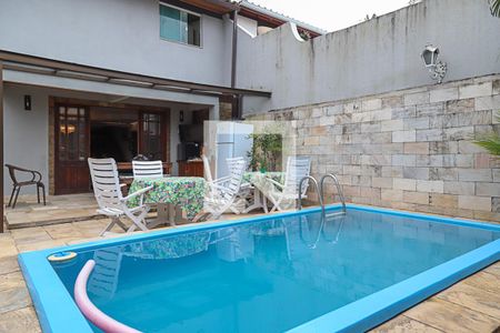 Casa de condomínio para alugar com 140m², 4 quartos e 3 vagas Casa de condomínio para alugar com 140m², 4 quartos e 3 vagasÁrea externa - piscina