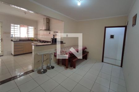 Casa à venda com 182m², 3 quartos e 2 vagas Casa à venda com 182m², 3 quartos e 2 vagasSala de Jantar