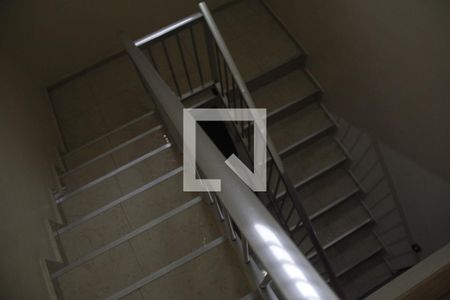 Escada de casa para alugar com 3 quartos, 185m² em Jardim Santo Antônio, Suzano