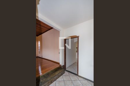 Entrada de casa para alugar com 4 quartos, 222m² em Dom Cabral, Belo Horizonte