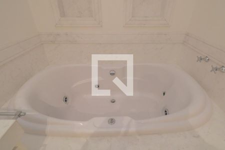 Casa à venda com 370m², 3 quartos e 4 vagasBanheiro Suíte 2