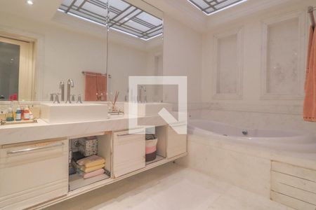 Casa à venda com 370m², 3 quartos e 4 vagasBanheiro Suíte 2