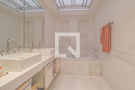 Casa à venda com 370m², 3 quartos e 4 vagasBanheiro Suíte 2