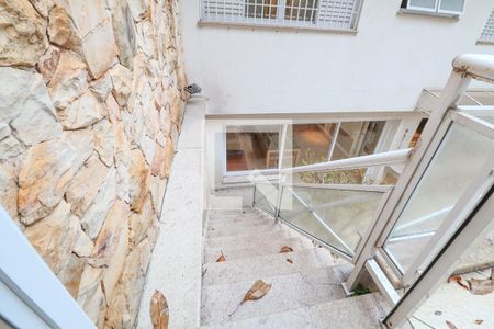 Casa à venda com 370m², 3 quartos e 4 vagasEscadas
