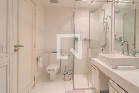 Casa à venda com 370m², 3 quartos e 4 vagasBanheiro Suíte 2