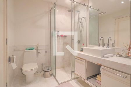 Casa à venda com 370m², 3 quartos e 4 vagasBanheiro Suíte 2