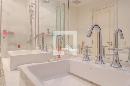 Casa à venda com 370m², 3 quartos e 4 vagasBanheiro Suíte 2