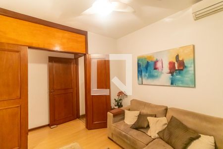 Sala de TV de casa à venda com 4 quartos, 600m² em Vila Madalena, São Paulo