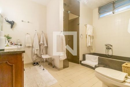 Casa à venda com 600m², 4 quartos e 5 vagasBanheiro da Suíte 2