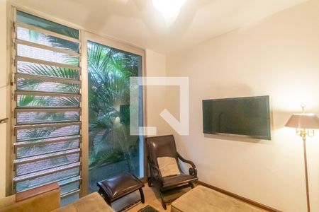 Sala de TV de casa à venda com 4 quartos, 600m² em Vila Madalena, São Paulo