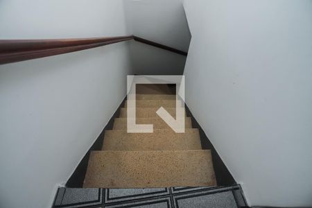 Casa para alugar com 72m², 2 quartos e 2 vagasEscada