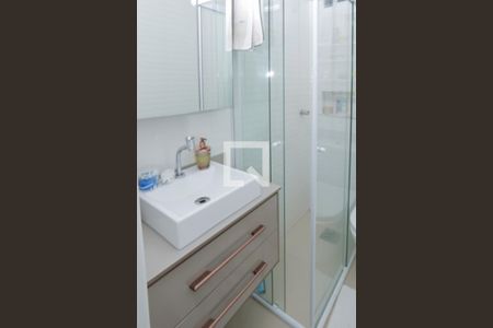 Banheiro de apartamento à venda com 2 quartos, 50m² em Medianeira, Porto Alegre