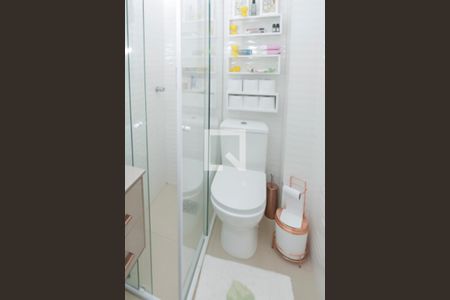 Banheiro de apartamento à venda com 2 quartos, 50m² em Medianeira, Porto Alegre