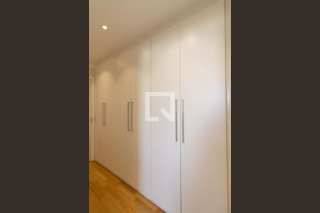 Apartamento à venda com 165m², 3 quartos e 3 vagas Apartamento à venda com 165m², 3 quartos e 3 vagasCloset da Suíte 2