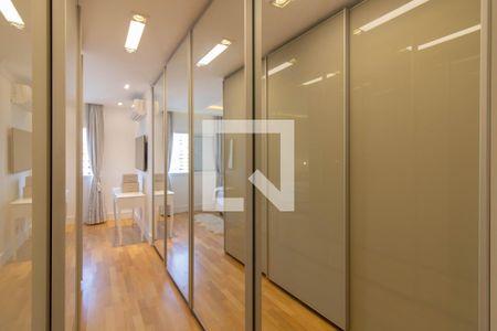Apartamento à venda com 165m², 3 quartos e 3 vagas Apartamento à venda com 165m², 3 quartos e 3 vagasCloset da Suíte 1