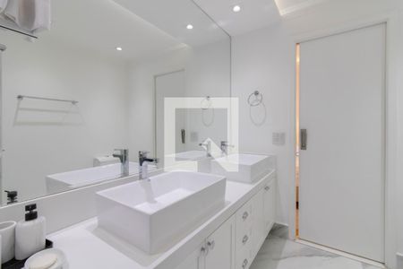 Apartamento à venda com 165m², 3 quartos e 3 vagas Apartamento à venda com 165m², 3 quartos e 3 vagasBanheiro da Suíte 1