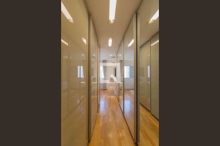 Apartamento à venda com 165m², 3 quartos e 3 vagas Apartamento à venda com 165m², 3 quartos e 3 vagasCloset da Suíte 1