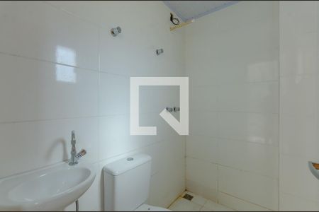 Banheiro de kitnet/studio para alugar com 1 quarto, 23m² em Dona Clara, Belo Horizonte