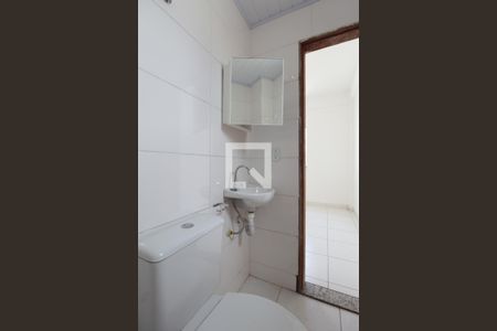 Banheiro de kitnet/studio para alugar com 1 quarto, 23m² em Dona Clara, Belo Horizonte