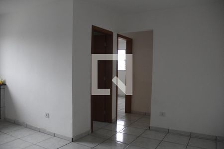 Sala de casa de condomínio para alugar com 2 quartos, 55m² em Jardim Quaresmeira, Suzano