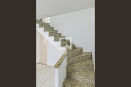 Casa de condomínio para alugar com 47m², 2 quartos e 1 vagaEscada