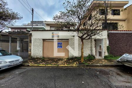 Casa à venda com 165m², 6 quartos e 4 vagas Casa à venda com 165m², 6 quartos e 4 vagasFachada