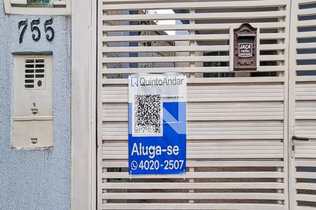 Fachada com Plaquinha de casa para alugar com 2 quartos, 230m² em Vila Gustavo, São Paulo