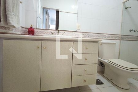 Casa de condomínio à venda com 480m², 5 quartos e 6 vagas Casa de condomínio à venda com 480m², 5 quartos e 6 vagasBanheiro da suíte 1