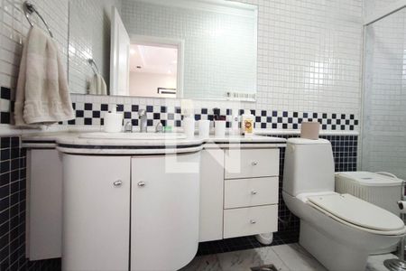 Casa de condomínio à venda com 480m², 5 quartos e 6 vagas Casa de condomínio à venda com 480m², 5 quartos e 6 vagasBanheiro da suíte 5